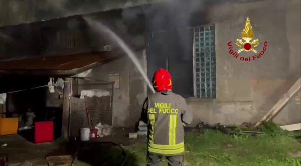 Pescara, incendio distrugge una struttura abbandonata