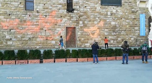 Imbrattano Palazzo Vecchio a Firenze, Nardella blocca attivisti