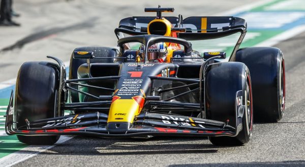 Pole position Verstappen in Bahrain, Ferrari in seconda fila