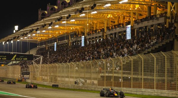 Verstappen vince in Bahrain, Ferrari in difficoltà