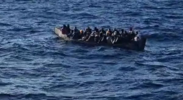 Sbarchi continui a Lampedusa, 20 migranti in salvo e un cadavere