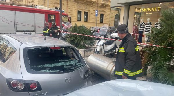 Sfiorata tragedia a Palermo, boiler vola da palazzo e danneggia auto