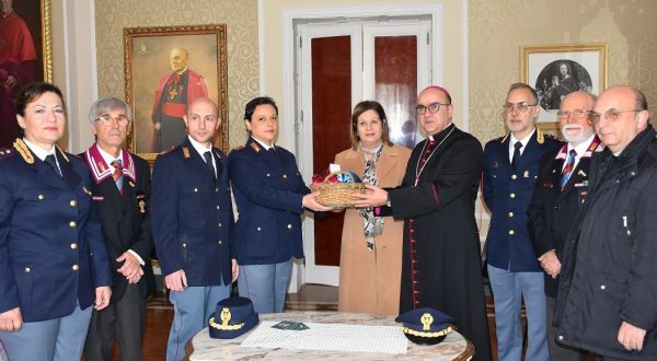 La Polizia consegna al Vescovo di Ragusa l’Olio del Giardino della memoria