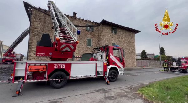 Grumello dal Monte, si incendia tetto di una cascina. nessun ferito