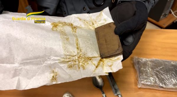 Spaccio nel parco a Pescara, sequestrato 1 kg di Hashish