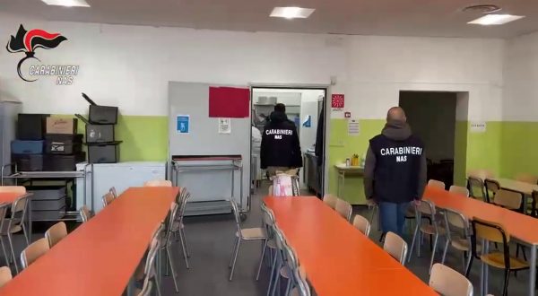 Controlli nelle mense scolastiche, irregolarità in una cucina su tre