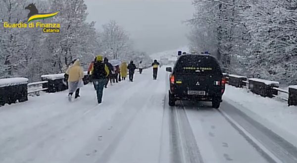 Pullman di turisti bloccato dalla neve sull’Etna, video dei soccorsi