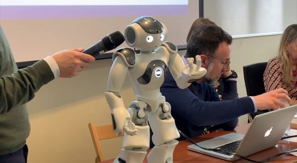 Alla Cattolica il robot Nao interagisce con l’uomo grazie a ChatGPT