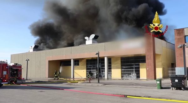 Incendio in un’azienda tessile nel vicentino