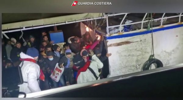 Guardia Costiera soccorre 211 migranti a Lampedusa, le immagini