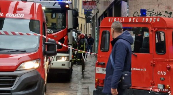 Incendio a Milano, palazzo evacuato in pieno centro