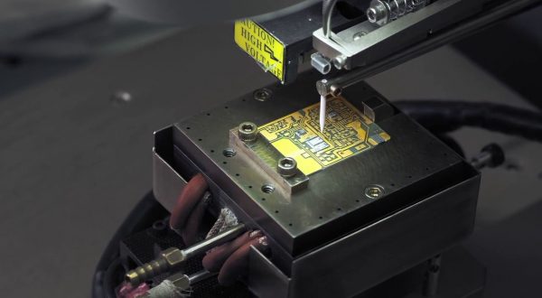 Microchip e semiconduttori, la battaglia che cambierà l’auto