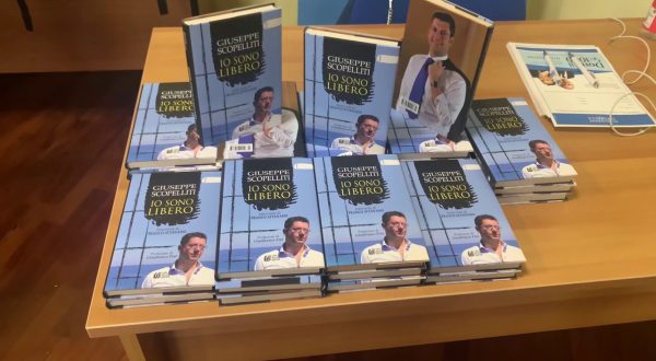 Bari, Emiliano alla presentazione del libro di Scopelliti “Commovente”