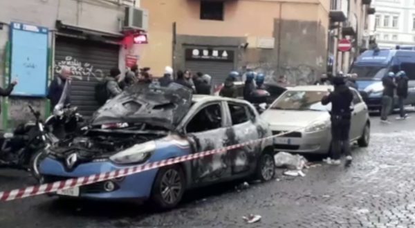 Sampietrini contro bus con tifosi Eintracht a Napoli, le immagini