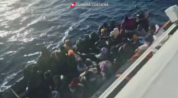 Barchino migranti affonda a Lampedusa, le immagini del salvataggio