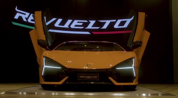 Lamborghini Revuelto, la prima 12 cilindri ibrida