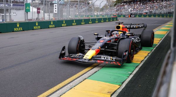 In Australia vince Verstappen davanti a Hamilton, terzo Alonso