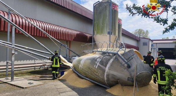 Crolla silos su auto nel forlivese, morti i tre occupanti