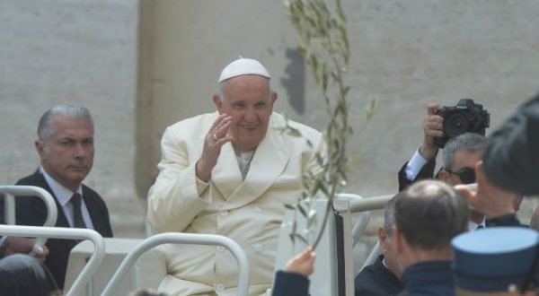 Il Papa non parteciperà alla Via Crucis, la seguirà da Santa Marta