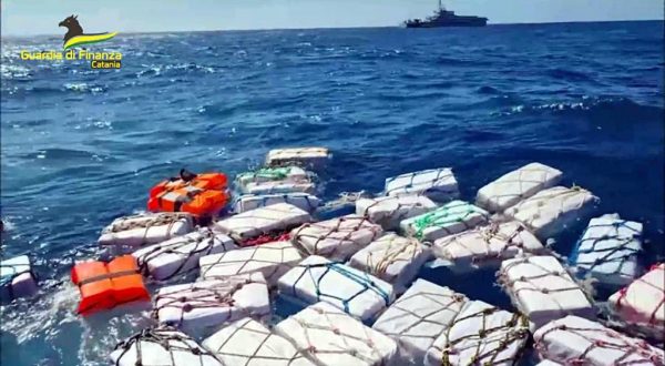 Sequestrate 2 tonnellate di cocaina, galleggiavano nel mare di Catania