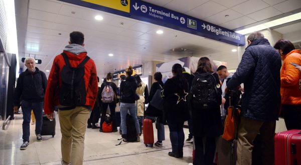 Deraglia un treno merci, disagi e ritardi da Nord a Sud