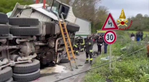 Scontro tra tir a Latina, soccorso autista bloccato nella cabina