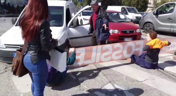 Attivisti di Ultima Generazione bloccano il traffico al Colosseo