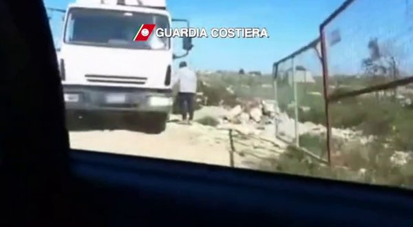 Gestivano una discarica di rifiuti abusiva, 4 denunciati nel Salento