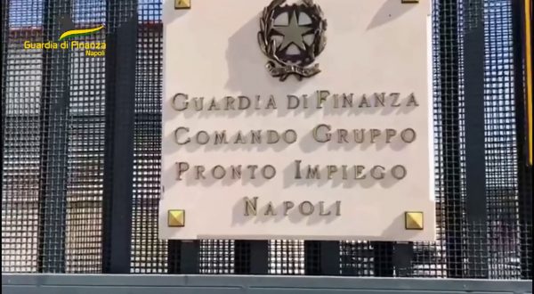 Prodotti falsi con il marchio del Napoli, sequestrato deposito