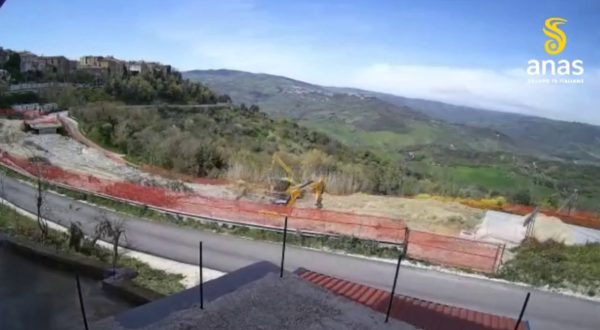 Demolizione vecchio viadotto lungo statale in provincia di Benevento