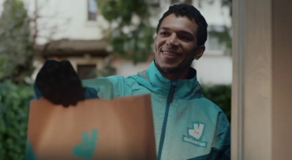 Deliveroo, prossima sfida la spesa a domicilio. E arriva in 10 minuti