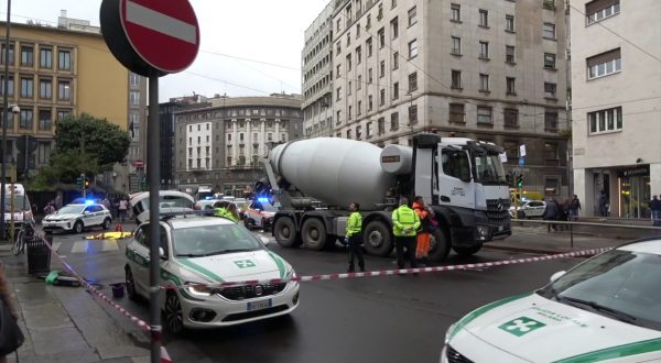 Milano, donna in bici travolta e uccisa da una betoniera