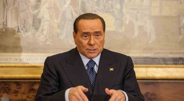 Berlusconi, il bollettino medico: ha un’infezione polmonare. Da tempo malato di leucemia