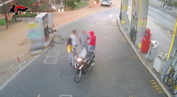 Rapinano distributore di carburanti a Palermo, arrestati due giovani