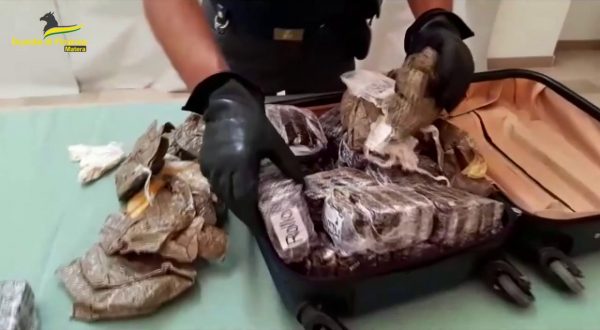 Matera, sequestrati 20 kg di droga e scoperta raffineria per il taglio