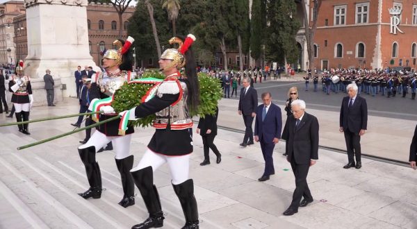 Mattarella depone corona d’alloro sulla Tomba del Milite Ignoto