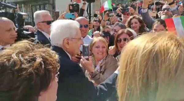 Fuoriprogramma “rosanero” per Mattarella, firma sciarpa a tifosa