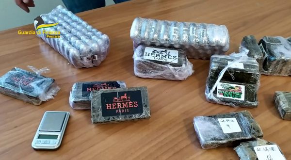 Trovato in casa con 3 kg di hashish, arrestato 59enne a Pescara