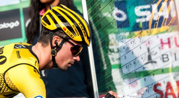 Roglic vince la cronoscalata e ipoteca il Giro