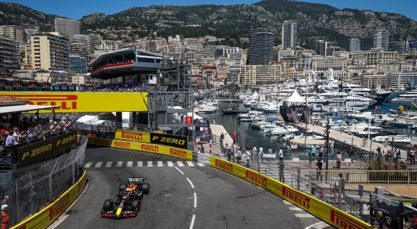 Pole di Verstappen su Alonso a Monaco, Leclerc penalizzato