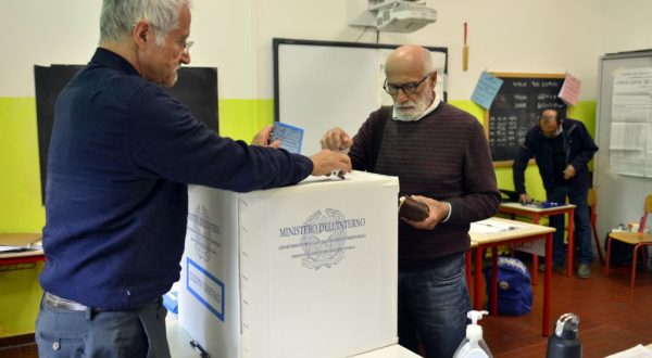 Amministrative, si vota in Sicilia, Sardegna e per i ballottaggi. Cala affluenza