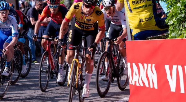 A Cavendish l’ultima tappa del Giro, Roglic vince la corsa