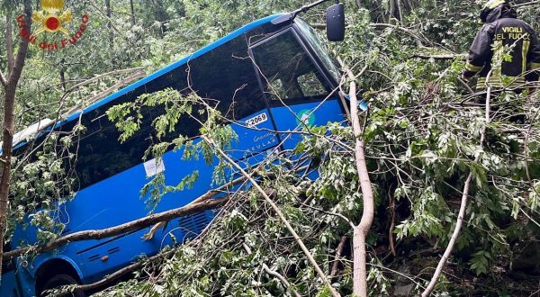 Scuolabus esce fuori strada a Pontremoli, due feriti gravi