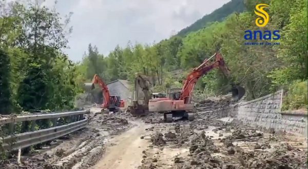 Alluvione in Emilia-Romagna, frane e allagamenti sulle strade