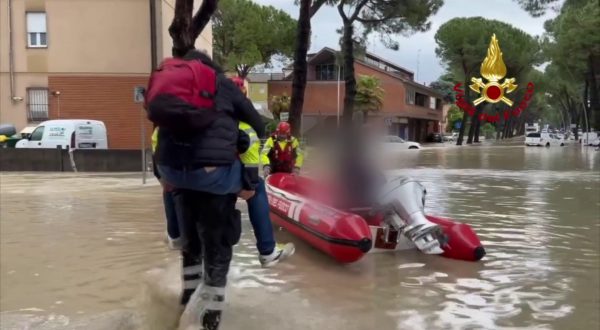 Emilia Romagna, l’acqua fin dentro le case. Le immagini dei soccorsi