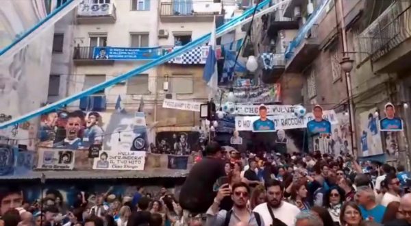 Festa scudetto a Napoli, per le vie della città si cammina a fatica