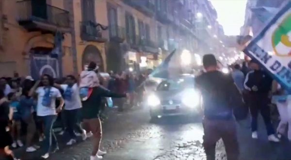 Festa scudetto a Napoli, sfilata di motorini e auto in città