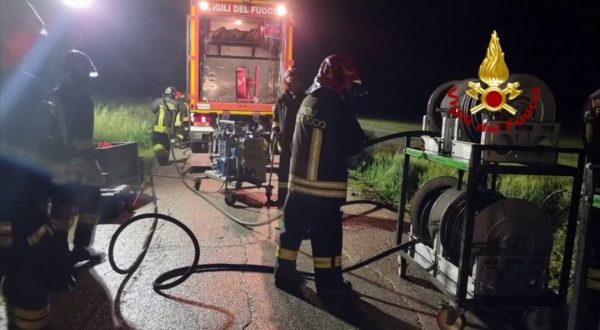 Autocisterna carica di gpl si ribalta nel maceratese, le immagini