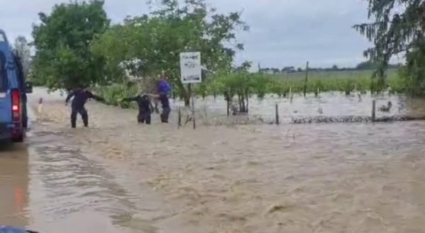 I salvataggi della polizia per l’alluvione in Emilia Romagna