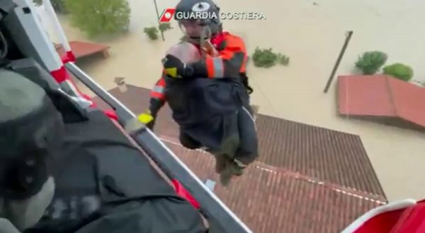 Maltempo Emilia Romagna, Guardia Costiera salva due anziani da tetto